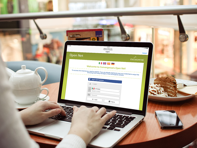 Foto navigazione da notebook in struttura aderente